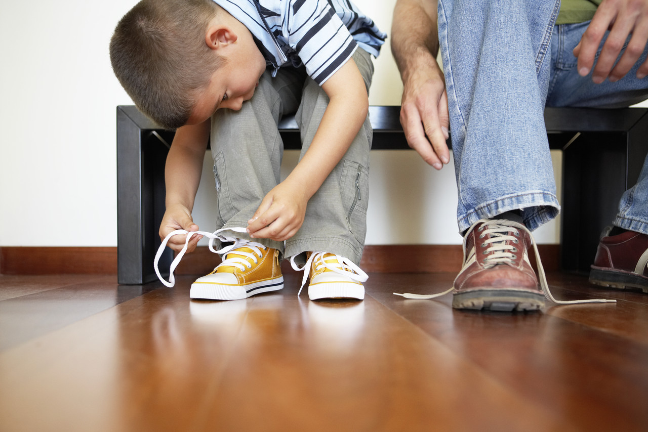 Медленно одевается. Шнурки для детей. Самостоятельность ребенка. Завязывать шнурки. Ребенок надевает ботинки.